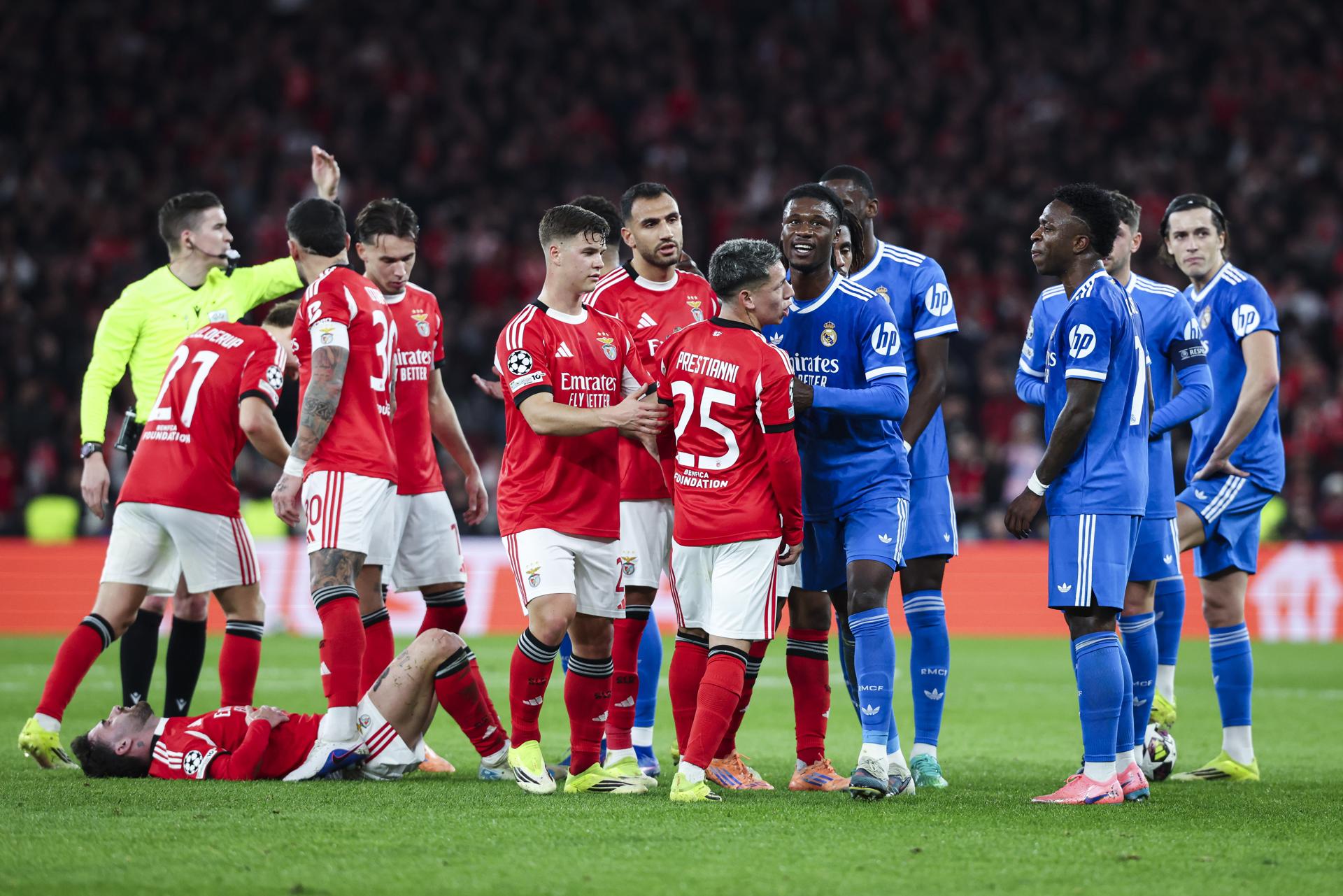 El jugador del Benfica Gianluca Prestianni se encara con Vinicius Junior (3-d) durante el partido de la UEFA Champions League que jugaron Benfica y Real Madrid, en Lisboa, Portugal. EFE/EPA/JOSE SENA GOULAO