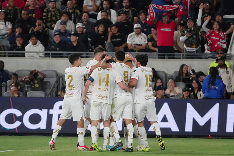 Jugadores de Toluca celebran un gol este miércoles, en un partido de semifinal de la Copa de Campeones Concacaf entre Los Ángeles FC y Toluca en el estadio BMO en Los Ángeles (EE.UU.). EFE/ Omar Alonso