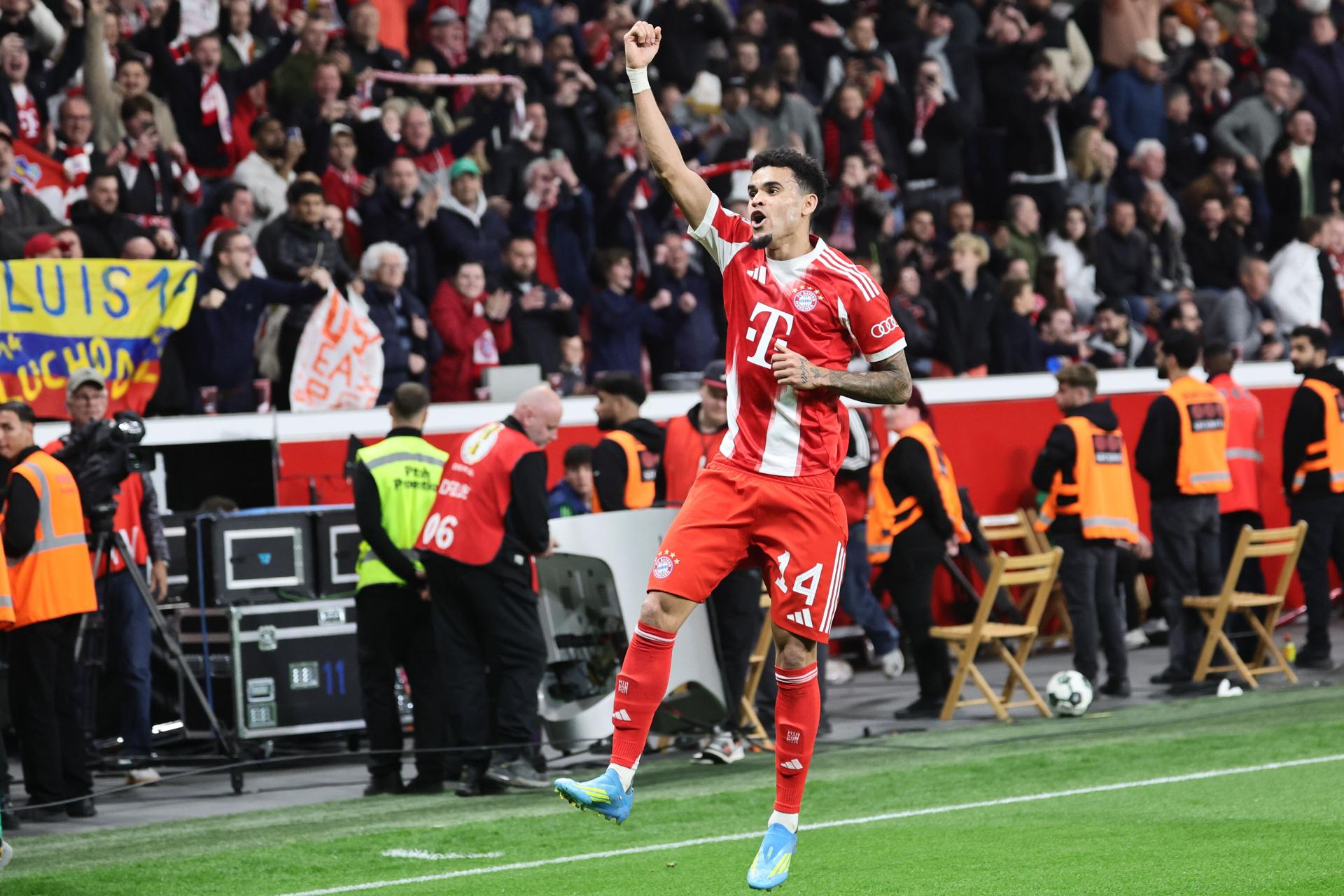 El colombiano del Bayern Luis Diaz durante la semifinal de la copa alemana que han jugado Bayer 04 Leverkusen y Bayern Munich en Leverkusen, Alemania. EFE/EPA/RONALD WITTEK
