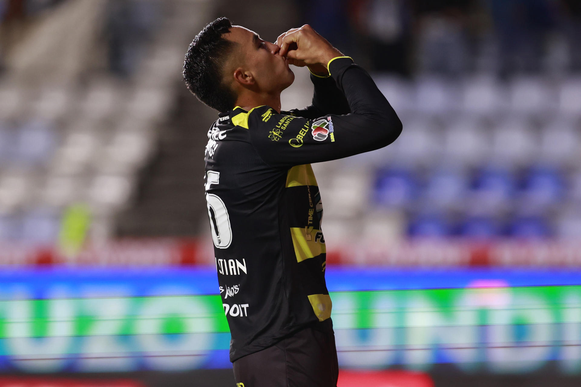 Christian Hernando Rivera de Pachuca celebra un gol durante un partido de la Liga MX en el estadio Hidalgo, en Pachuca (México). EFE /David Martínez Pelcastre