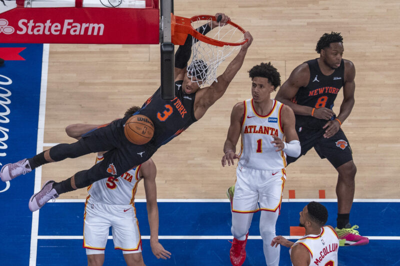 Josh Hart (i), encesta este lunes durante un partido de la NBA entre New York Knicks y Atlanta Hawks en el Madison Square Garden de Nueva York (EE.UU.). EFE/ Ángel Colmenares