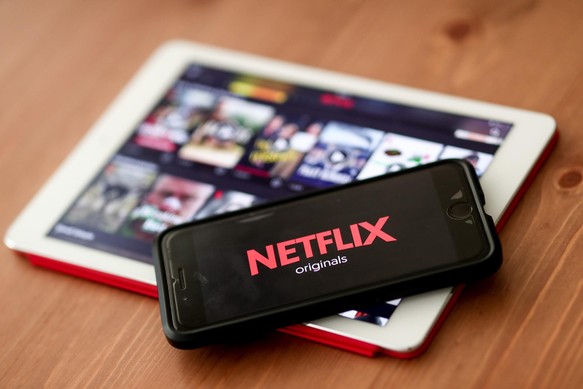 La plataforma de streaming Netflix anunció este martes que, a partir de un acuerdo con la Confederación de Norteamérica, Centroamérica y el Caribe de Fútbol (Concacaf), transmitirá la Copa de Oro y las Finales de la Liga de Naciones, dos de los torneos más relevantes del país. Imagen de archivo. EFE/EPA/SEDAT SUNA