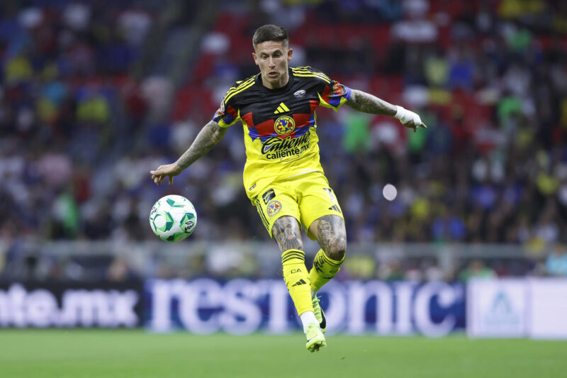 Paul Rodríguez de América controla el balón en un partido celebrado en el estadio Banorte en Ciudad de México (México). Imagen de archivo. EFE/ Sáshenka Gutiérrez