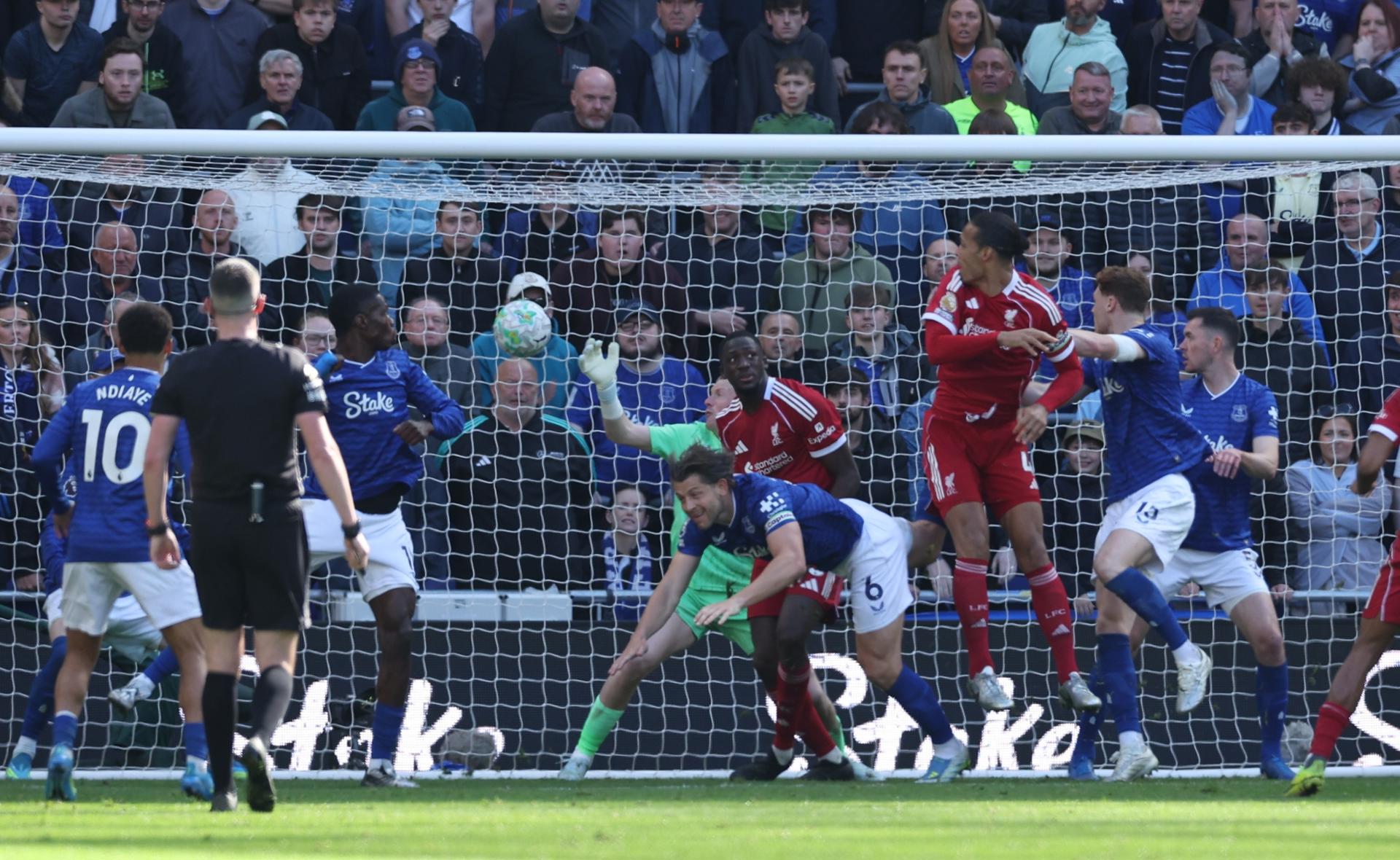El central del Liverpool Virgil van Dijk logra el 1-2 durante el partido demla Premier League que han jugado Everton FC y Liverpool FC, en Liverpool, Reino Unido. EFE/EPA/ADAM VAUGHAN