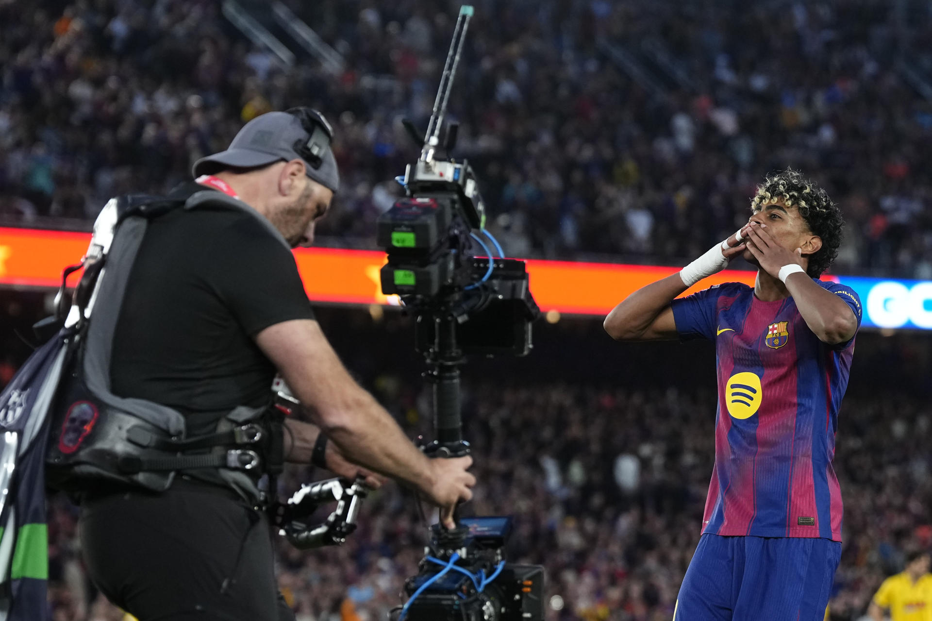 El jugador del Barcelona Lamine Yamal, celebra su gol contra el Espanyol, durante el partido de la jornada 31 de LaLiga EA Sports que FC Barcelona y RCD Espanyol disputaron en el Camp Nou. EFE/ Enric Fontcuberta