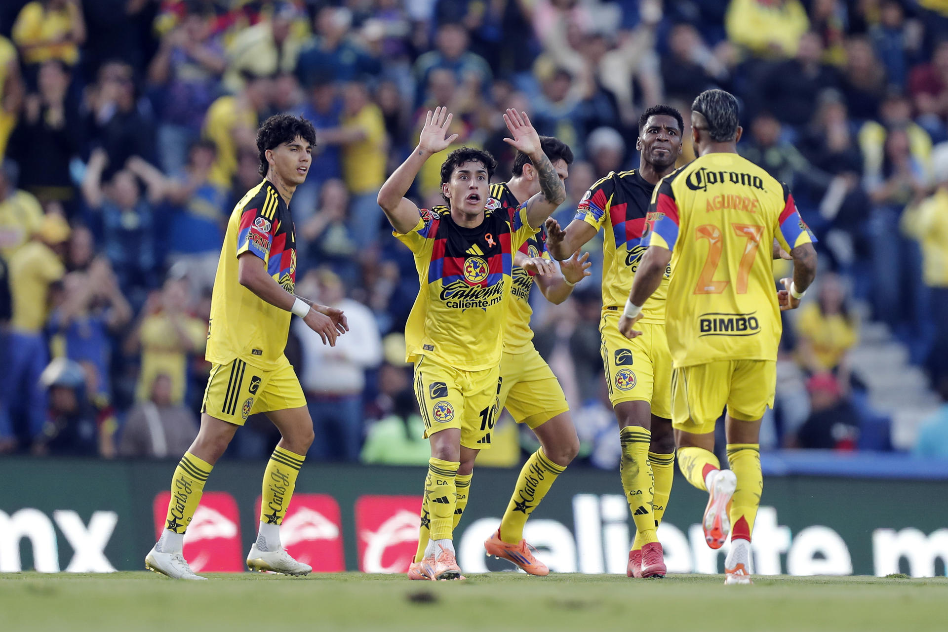 Alejandro Zendejas (c) del América celebra un gol en el estadio Ciudad de los Deportes de Ciudad de México (México). Imagen de archivo. EFE/Isaac Esquivel