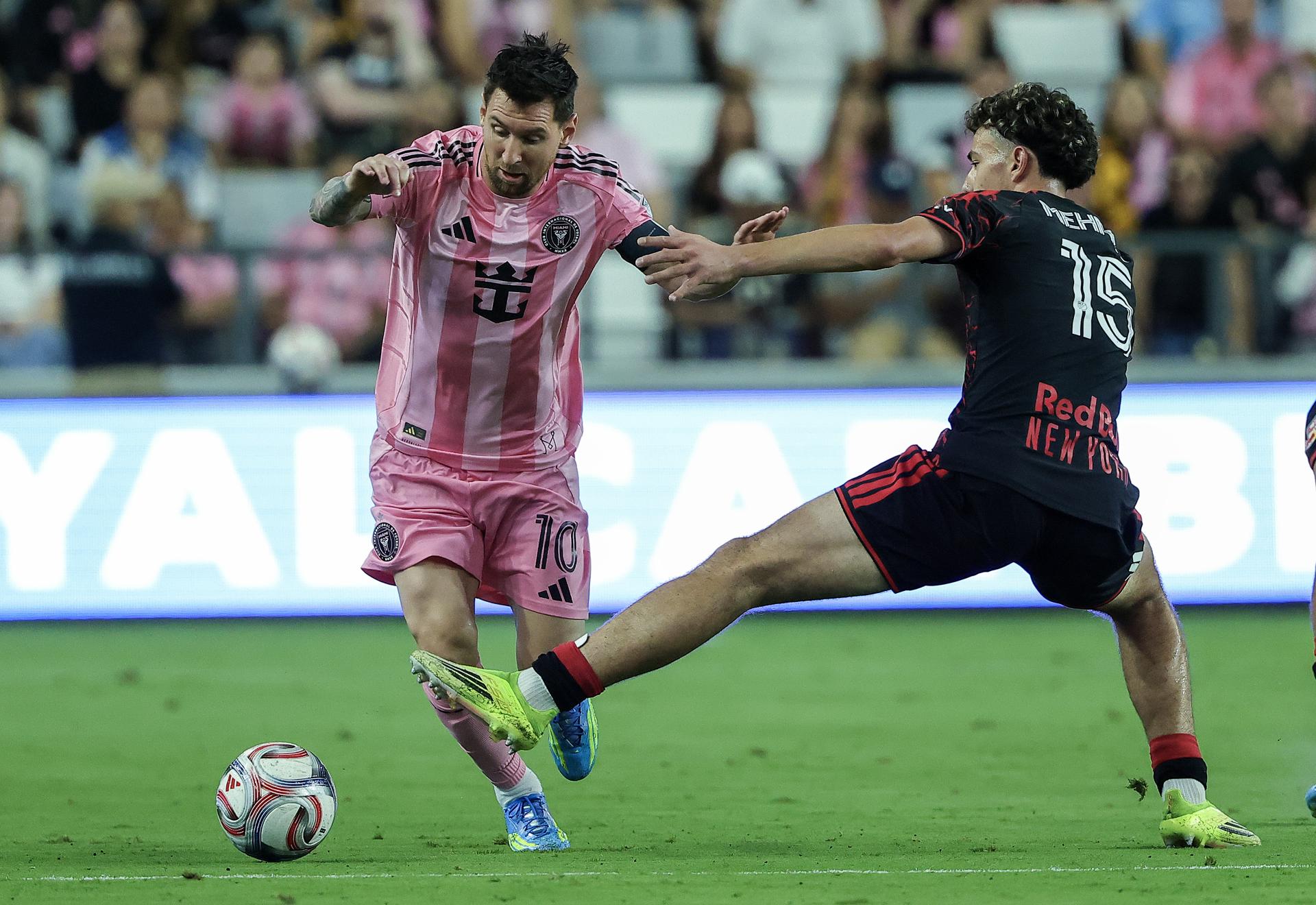 Lionel Messi (i), de Inter Miami, en acción contra Adri Mehmeti, del NY Red Bulls, durante un partido de la MLS en el Nu Stadium en Miami, Florida. EFE/EPA/CRISTOBAL HERRERA-ULASHKEVICH