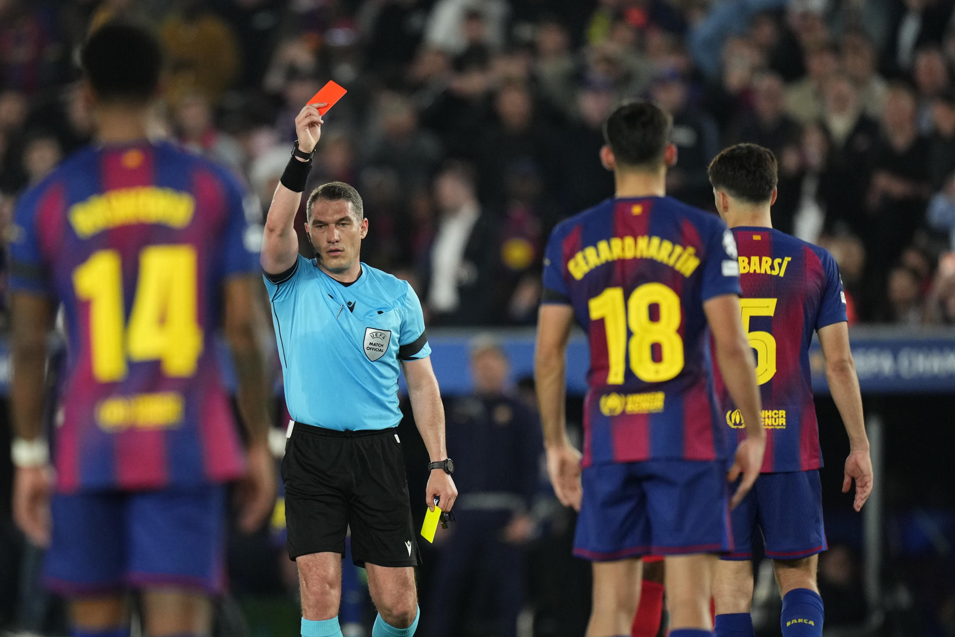El colegiado István Kovács muestra cartulina roja al defensa del FC Barcelona Pau Cubarsí (d) durante el encuentro correspondiente a la ida de los cuartos de final de la Liga de Campeones en el estadio Camp Nou. EFE/ Siu Wu