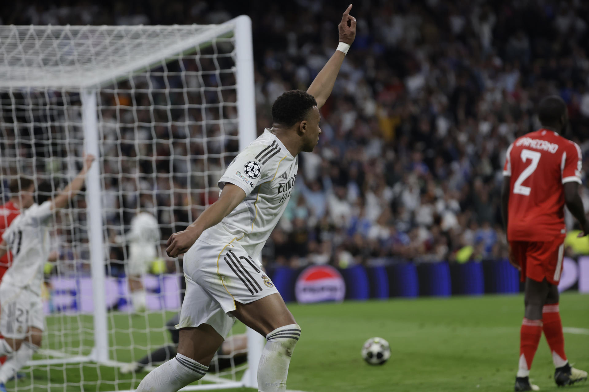 El delantero francés del Real Madrid, Kylian Mbappé, celebra su gol durante el encuentro correspondiente a la ida de los cuartos de final de la Liga de Campeones que disputaron Real Madrid y Bayern Munich en el estadio Santiago Bernabéu, en Madrid. EFE/Juanjo Martín