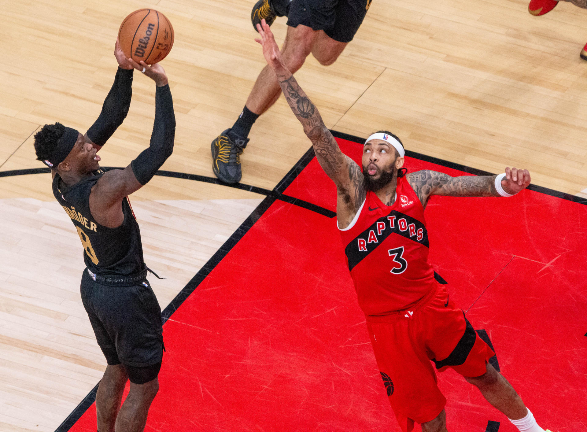 Dennis Schroder (i), de los Cleveland Cavaliers, disputa el balón con Brandon Ingram, de los Toronto Raptors, en un partido de la NBA entre Toronto Raptors y Cleveland Cavaliers en el Scotiabank Arena de Toronto (Canadá). EFE/Julio César Rivas