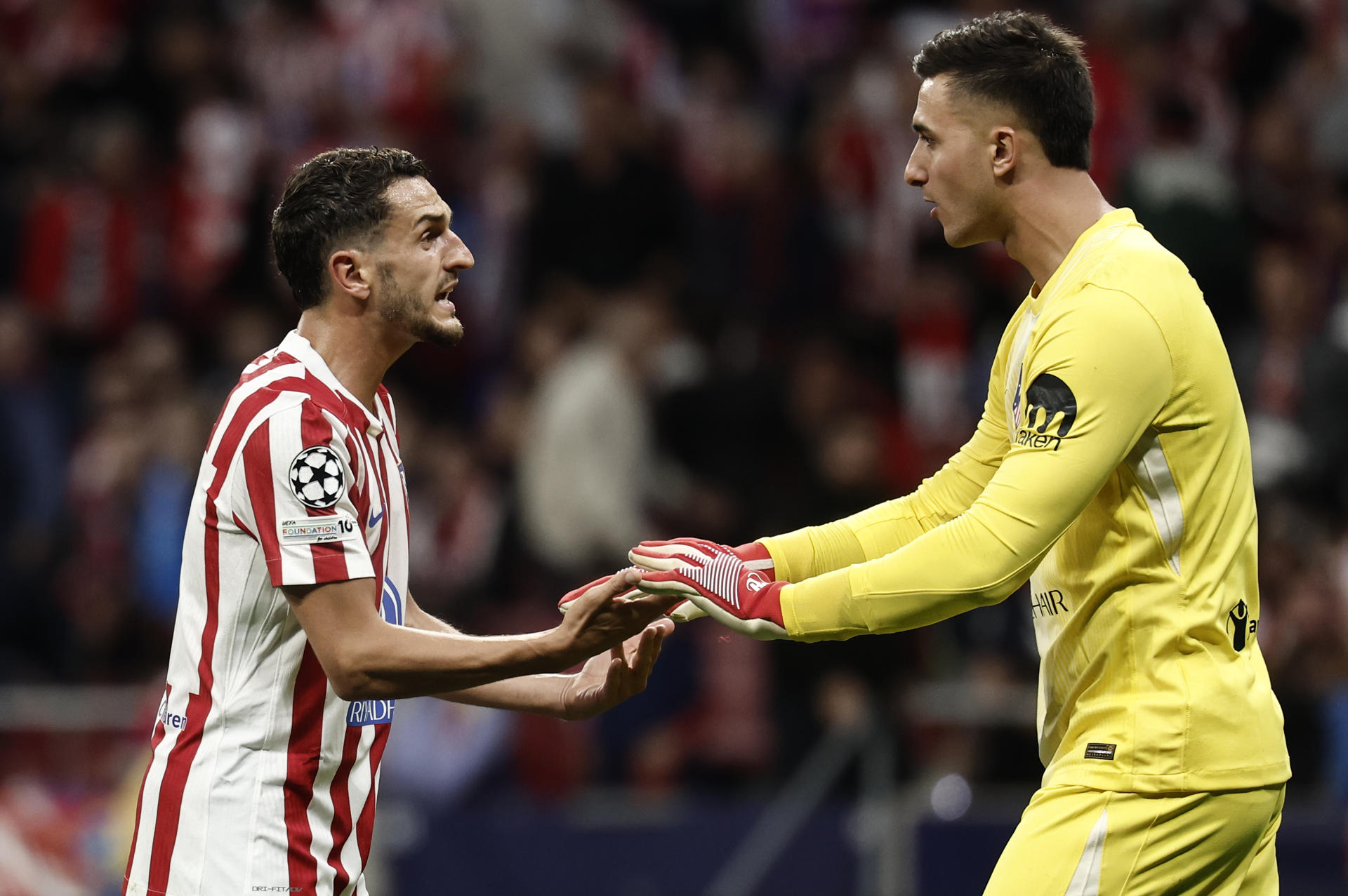 El portero del Atlético de Madrid Juan Musso (d) y su compañero 'Koke' Resurrección (i), durante el partido disputado el pasado 14 de abril contra el Barcelona, correspondiente a la vuelta de los cuartos de final de la Liga de Campeones. EFE/Sergio Pérez