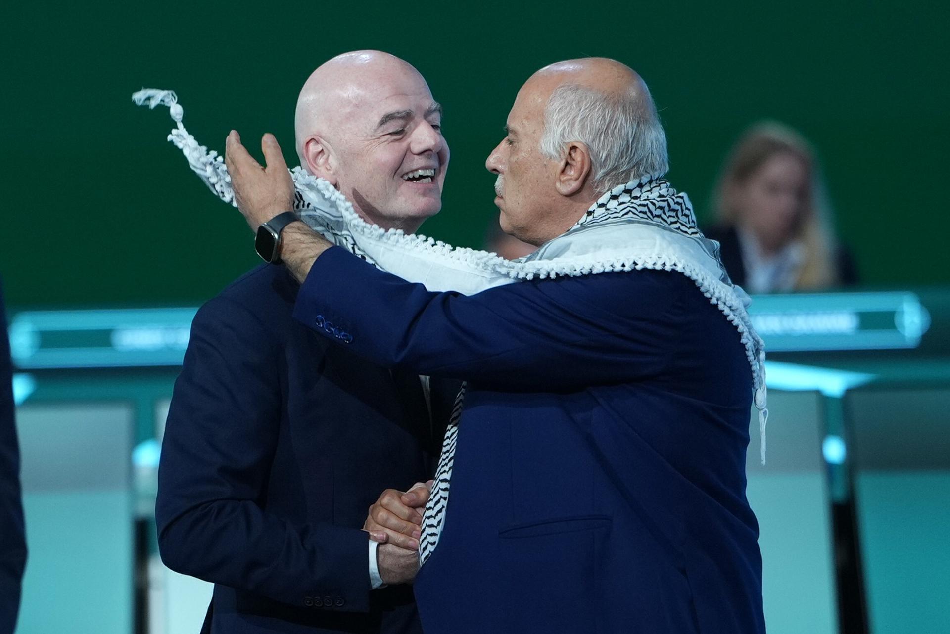 Jibril Rajoub (R), presidente  de la Federación Palestina de Fútbol, estrecha las manos del presidente de la FIFA, Gianni Infantino (i), durante la edición 76 del Congreso de la entidad en celebrada en Vancouver. EFE/EPA/BOB FRID
