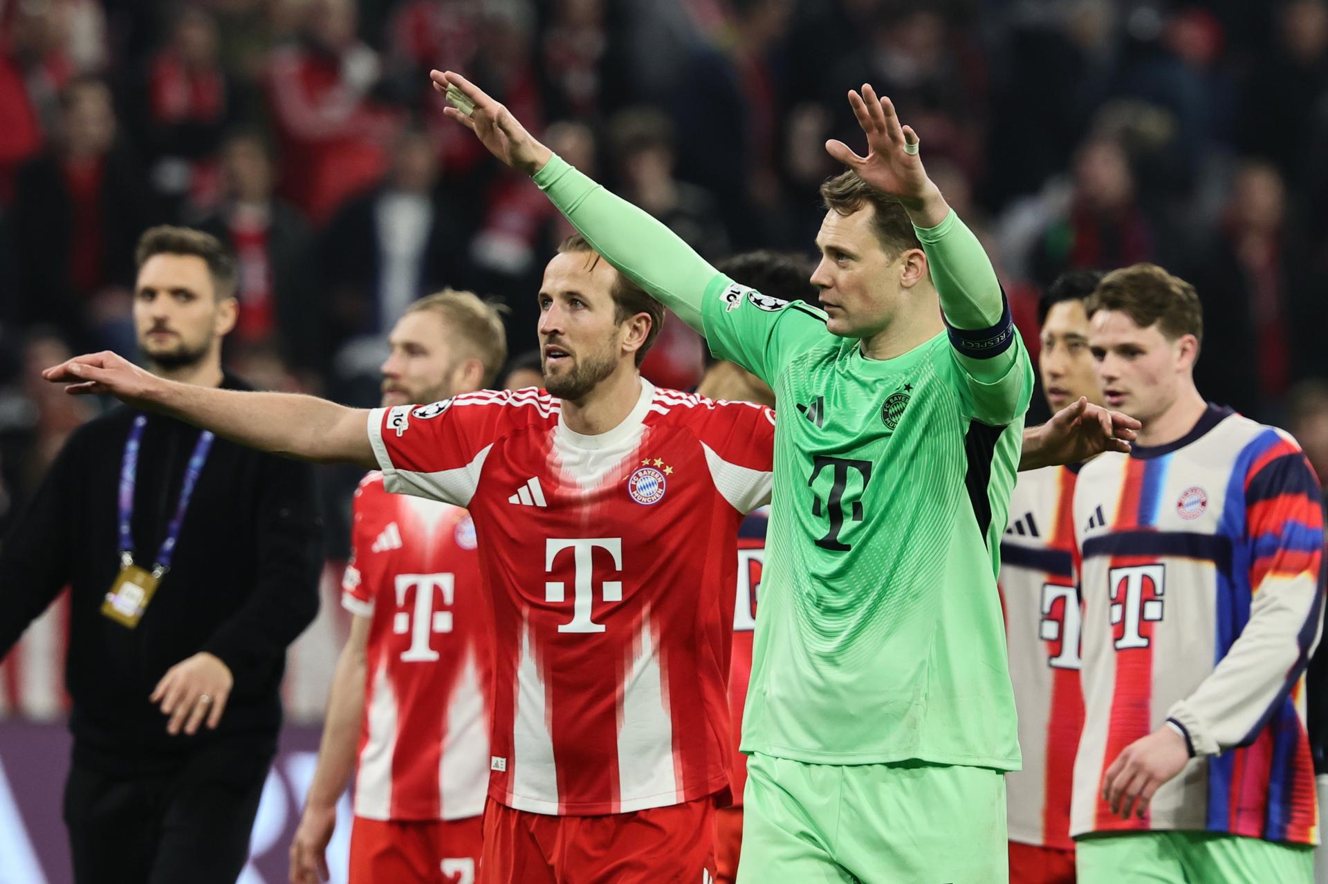 El portero Manuel Neuer (c-d) y Harry Kane (c-i), del Bayern Múnich, saludan a sus aficionados tras eliminar al Real Madrid en los cuartos de final de la Liga de Campeones, anoche. EFE/RONALD WITTEK