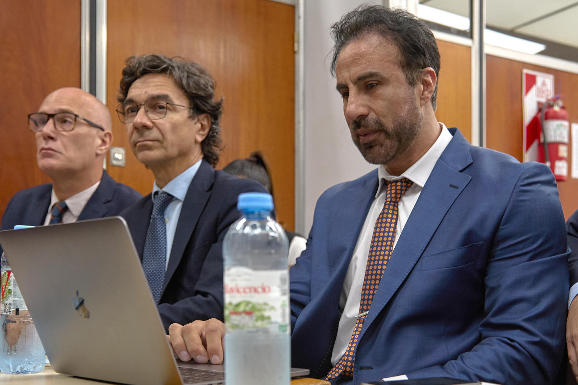 El neurocirujano y médico de cabecera de Diego Armando Maradona, Leopoldo Luque (d), asiste al tribunal de San Isidro este martes, en Buenos Aires (Argentina). EFE/ Adan Gonzalez