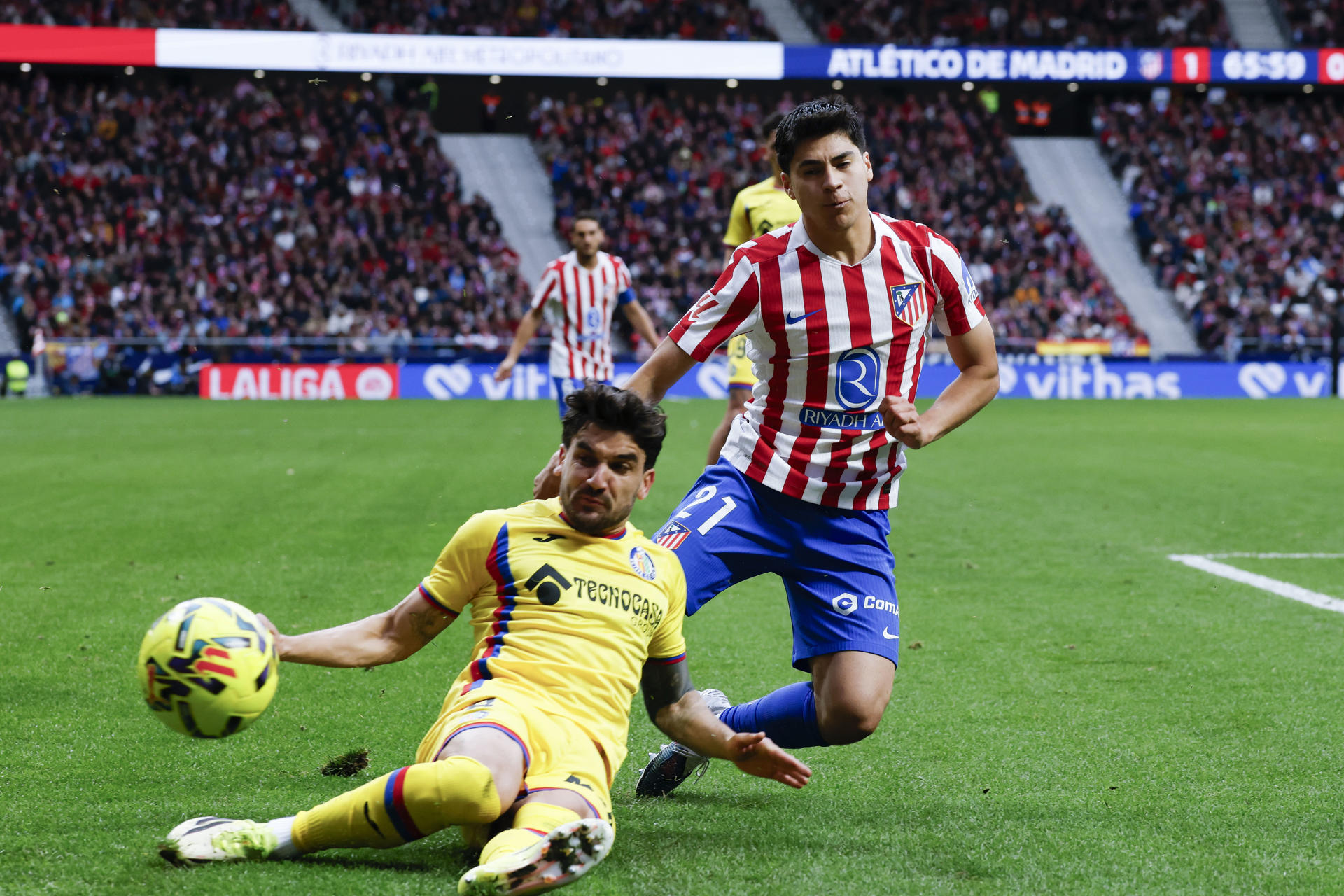 Santiago Giménez y Obed Vargas se integran al Tri de cara al Mundial El jugador mexicano del Atlético de Madrid Obed Vargas (d) disputa un balón ante el centrocampista del Getafe Mauro Arambarri en el estadio Riyadh Air Metropolitano, en Madrid. EFE/ J.J.Guillen /Archivo