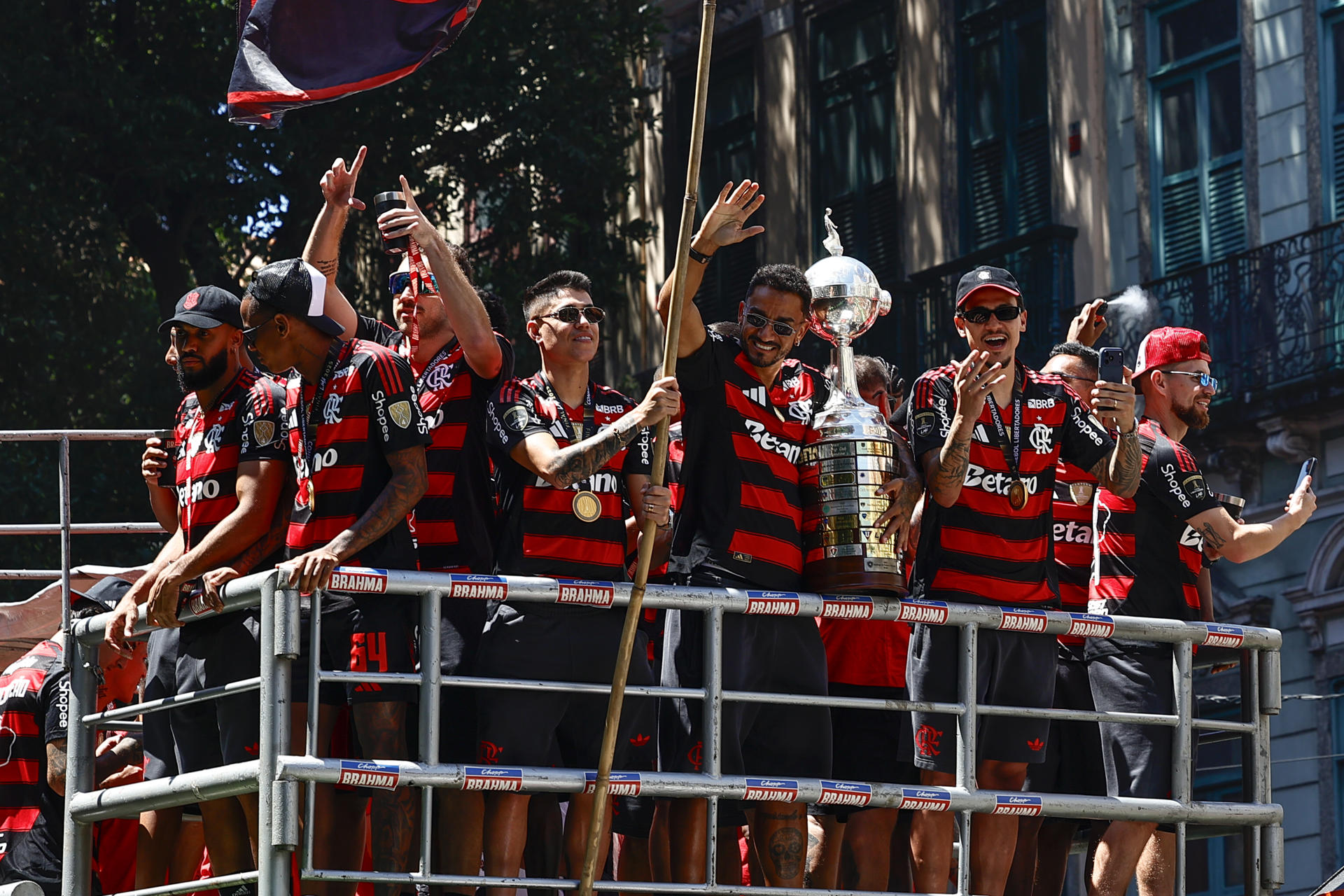 La celebración en 2025 de los jugadores de Flamengo por la conquista de la Copa Libertadores es una consigna que tiene el club rojinegro para repetir en 2026 a partir de este martes, cuando comienza la fase de grupos de la edición 67 de torneo, que repartirá una bolsa de hasta 40 millones de dólares. EFE/ André Coelho