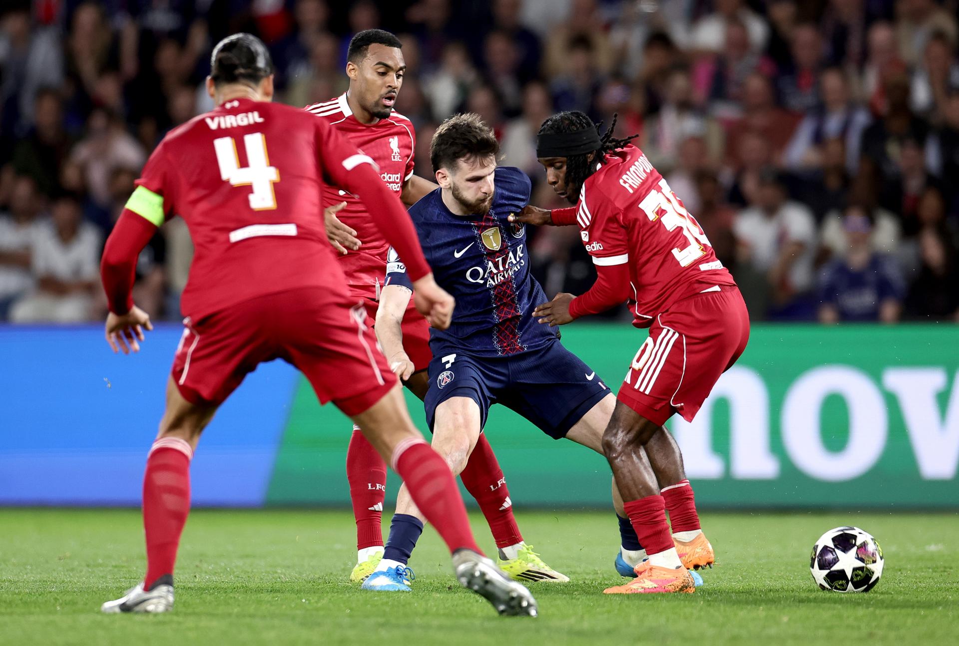 El jugador del PSG Khvicha Kvaratskhelia (C) en acción ante Jeremie Frimpong (d), Ryan Gravenberch y Virgil van Dijk durante el partido de ida de cuartos de la UEFA Champions League que jugaron Paris Saint-Germain FC y Liverpool FC en Paris, Francia. EFE/EPA/TERESA SUAREZ