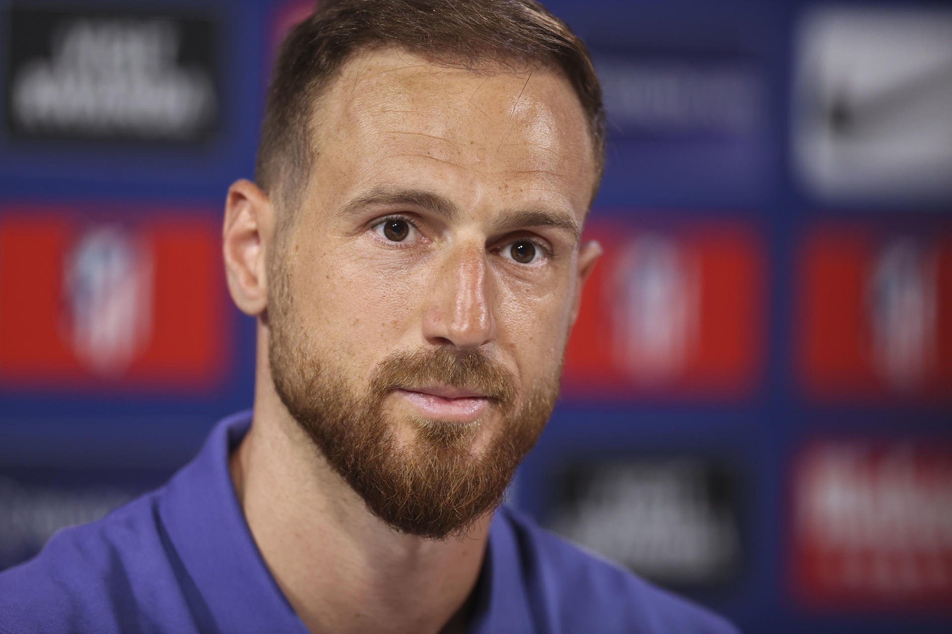 El portero esloveno del Atlético de Madrid Jan Oblak ofrece una rueda de prensa este lunes, en Majadahonda (Comunidad de Madrid), previa al partido de ida de las semifinales de la Liga de Campeones UEFA que disputan ante el Arsenal el miércoles. EFE/ Víctor Lerena