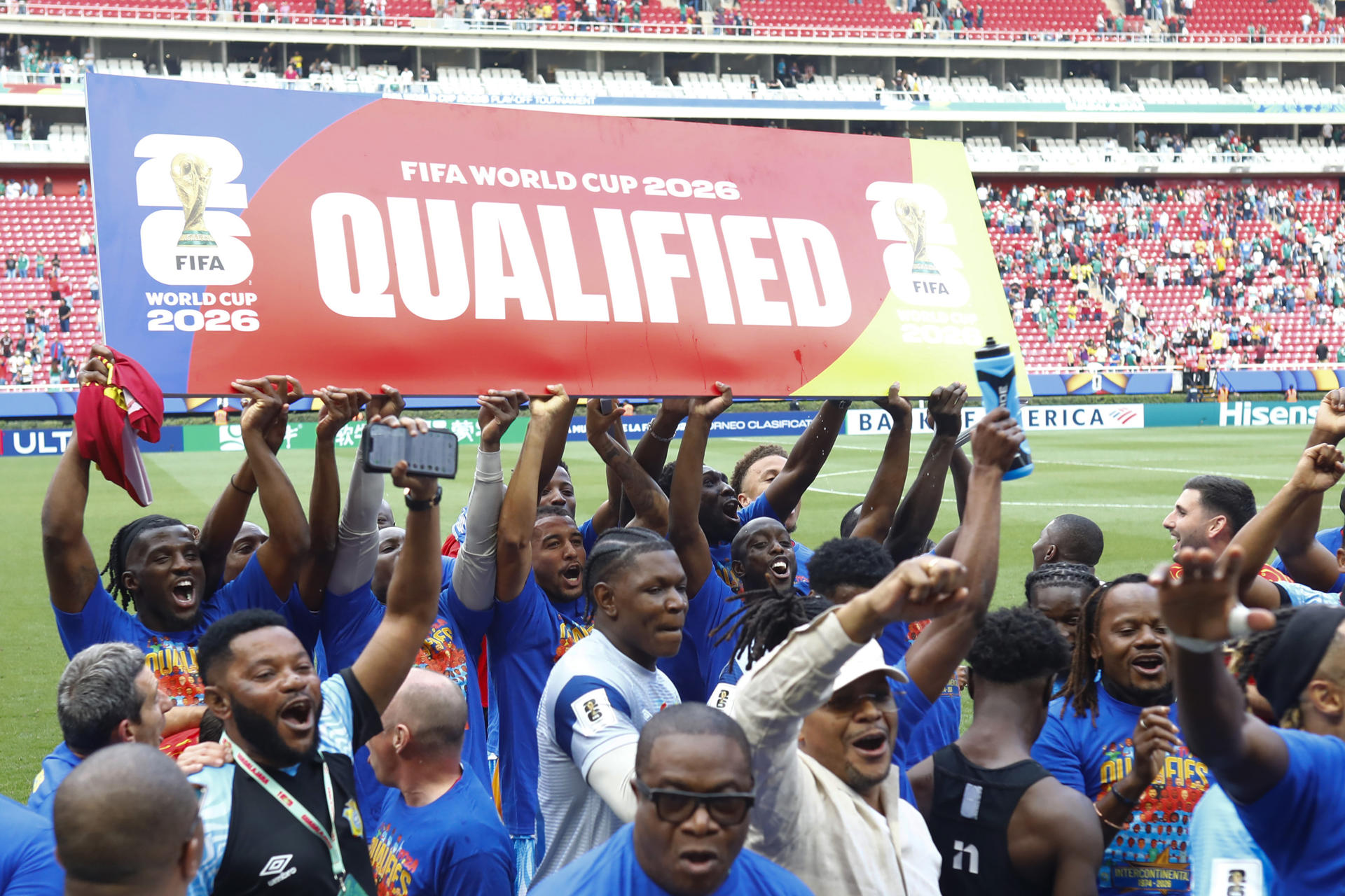 Jugadores de la selección de la República Democrática del Congo celebran al finalizar el partido de repesca para la Copa Mundial 2026 entre República Democrática del Congo y Jamaica en el Estadio Akron en Guadalajara (México). La República Democrática del Congo obtuvo el penúltimo cupo libre para el Mundial al vencer en tiempo extra por 1-0 a Jamaica en la final de la repesca intercontinental jugada en el estadio Akron de la ciudad mexicana de Zapopan. EFE/ Francisco Guasco