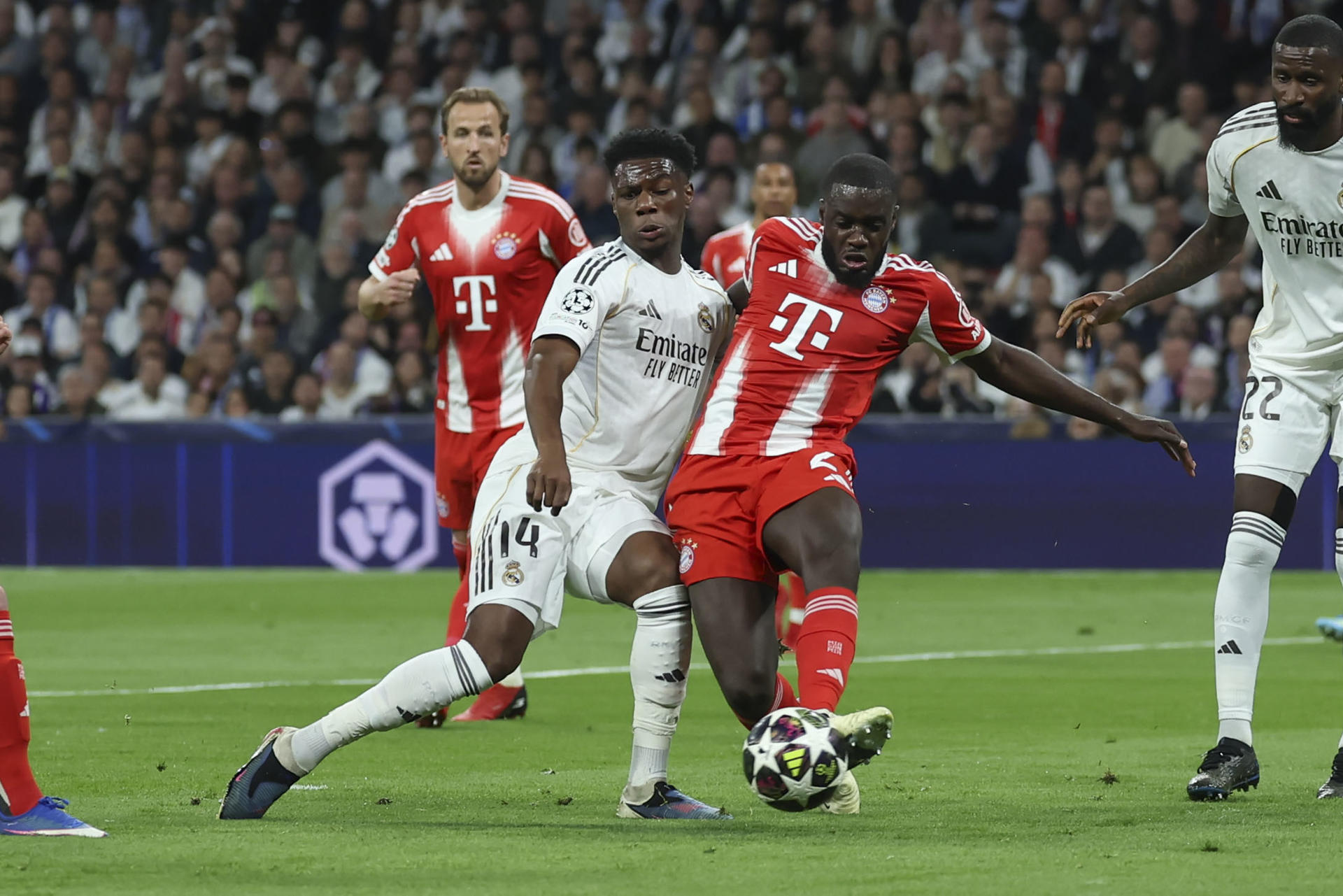Zarpazo bávaro: Bayern Múnich pone al Real Madrid contra las cuerdas El centrocampista francés del Real Madrid Aurélien Tchouaméni (i) disputa un balón ante el defensa francés del Bayern Dayot Upamecano durante el encuentro correspondiente a la ida de los cuartos de final de la Liga de Campeones que disputan Real Madrid y Bayern Munich en el estadio Santiago Bernabéu, en Madrid. EFE/ Kiko Huesca