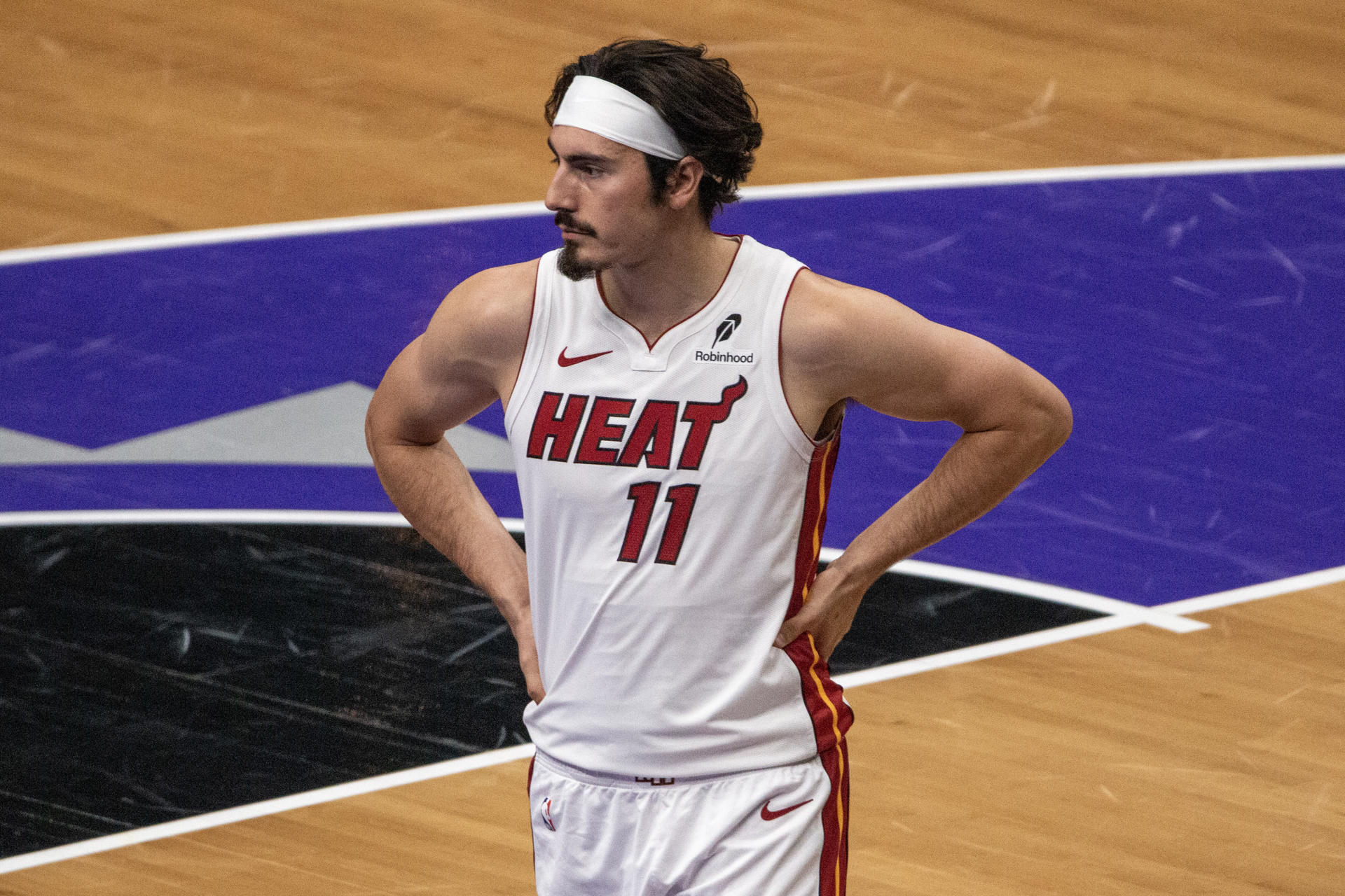 Jaime Jáquez Jr. de Miami Heat reacciona este jueves, durante un partido de la NBA entre Toronto Raptors y Miami Heat en el Scotiabank Arena de Toronto (Canadá). EFE/ Julio Cesar Rivas