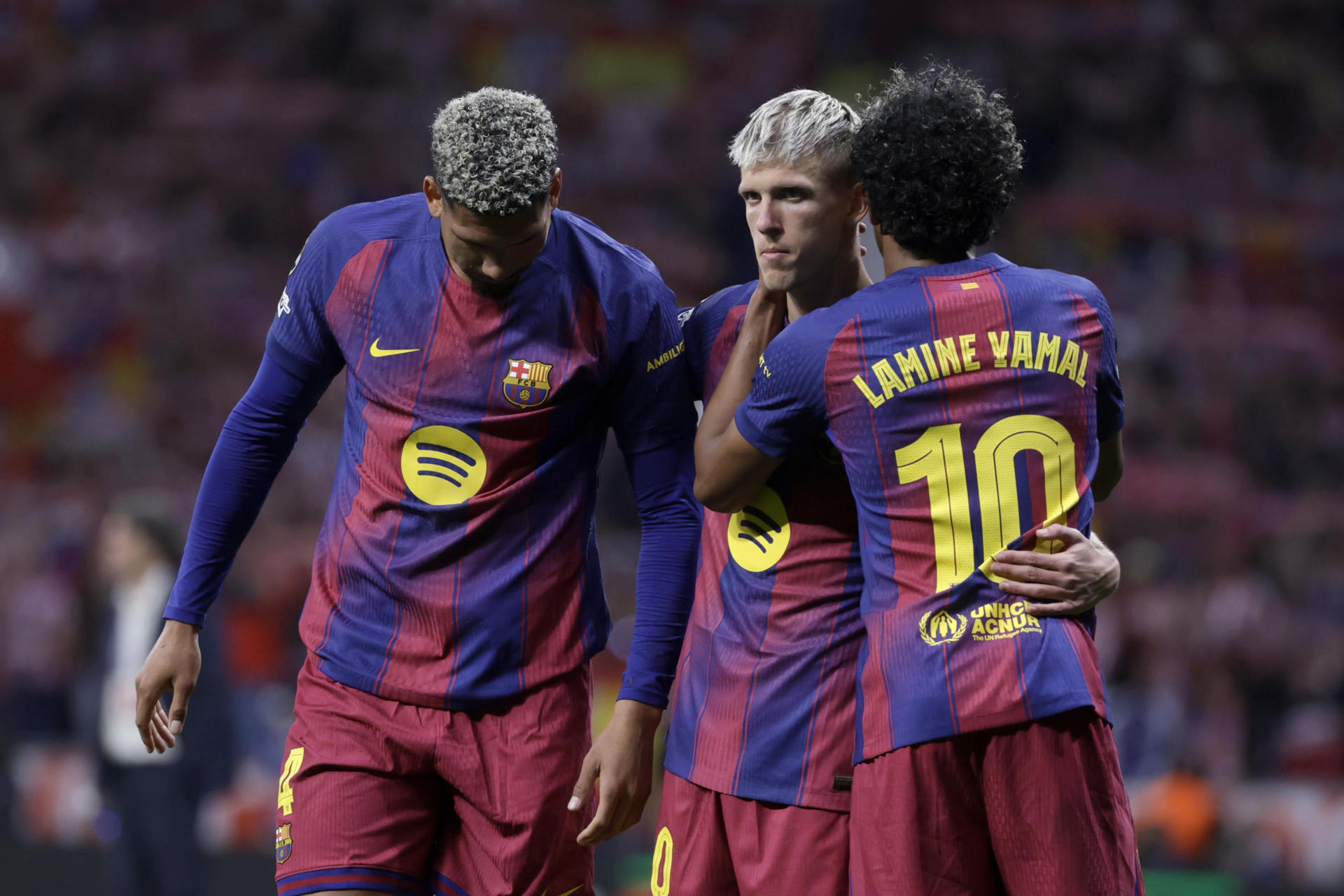 Los jugadores del FC Barcelona Ronald Araújo (i), Dani Olmo (c) y Lamine Yamal (d) al finalizar el partido de vuelta de cuartos de final de Liga de Campeones que Atlético de Madrid y FC Barcelona disputaron el pasado 14 de abril en el estadio Metropolitano, en Madrid. EFE/Juanjo Martín