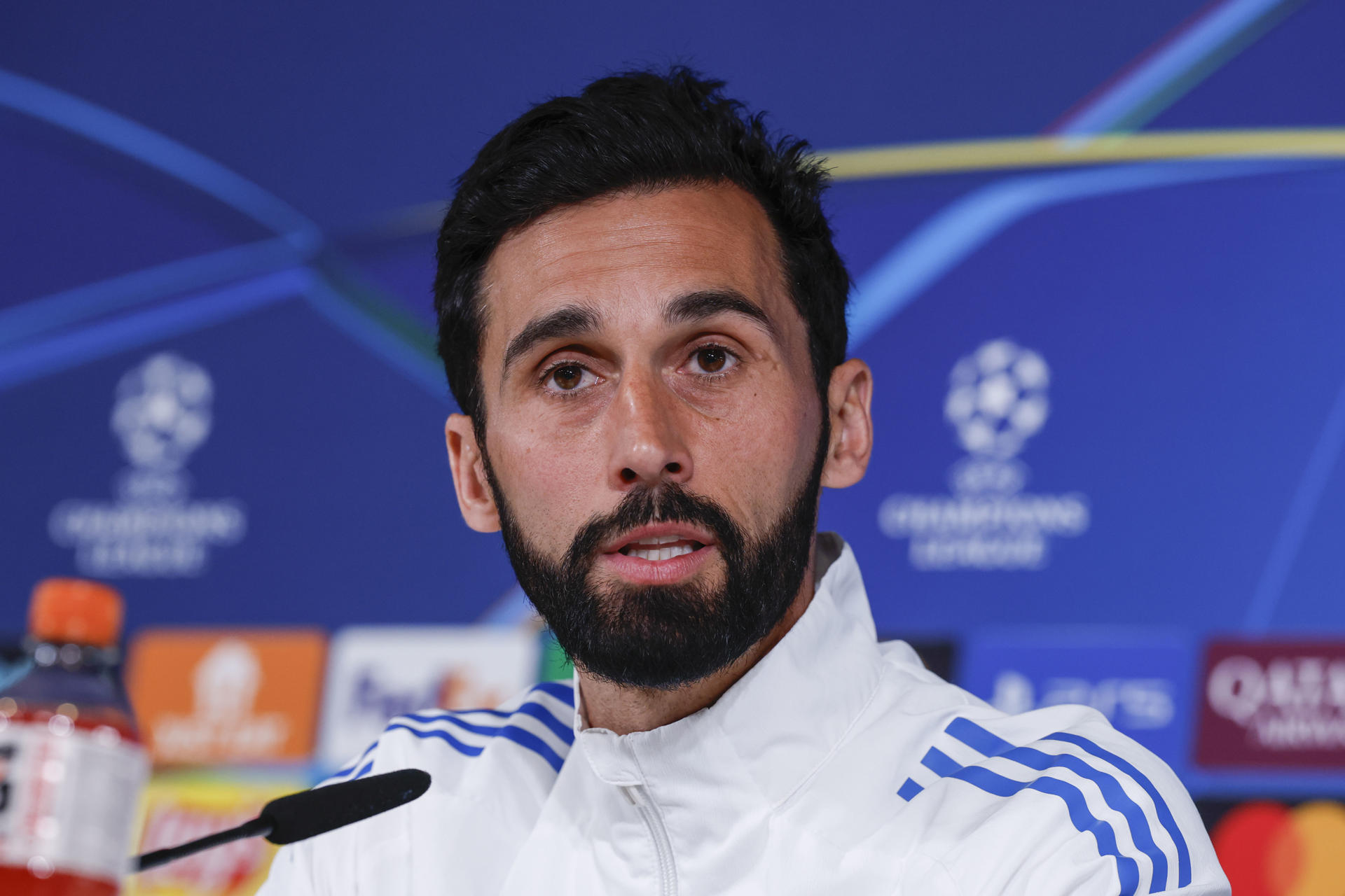 El técnico del Real Madrid, Álvaro Arbeloa, durante la rueda de prensa que ha ofrecido tras el entrenamiento del equipo este lunes en Valdebebas. EFE/ J.J.Guillen