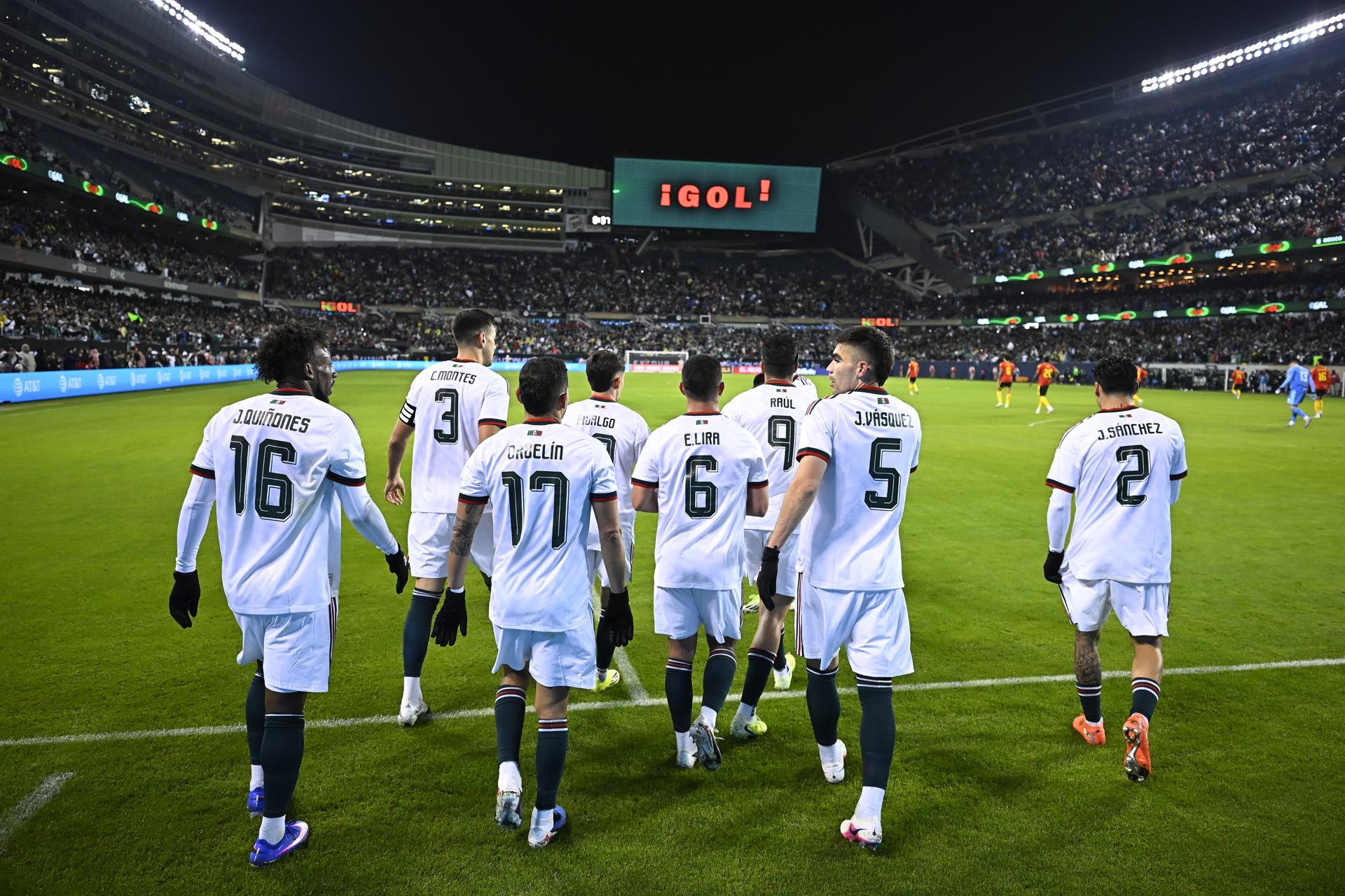 ¿La Selección en la Liga MX? Miguel Herrera revela insólita propuesta Jugadores de México regresan al campo después de celebrar un gol durante un partido amistoso internacional de fútbol entre México y Bélgica en Soldier Field en Chicago, Illinois, EE. UU. Imagen de archivo. EFE/EPA/VICTOR HILITSKI
