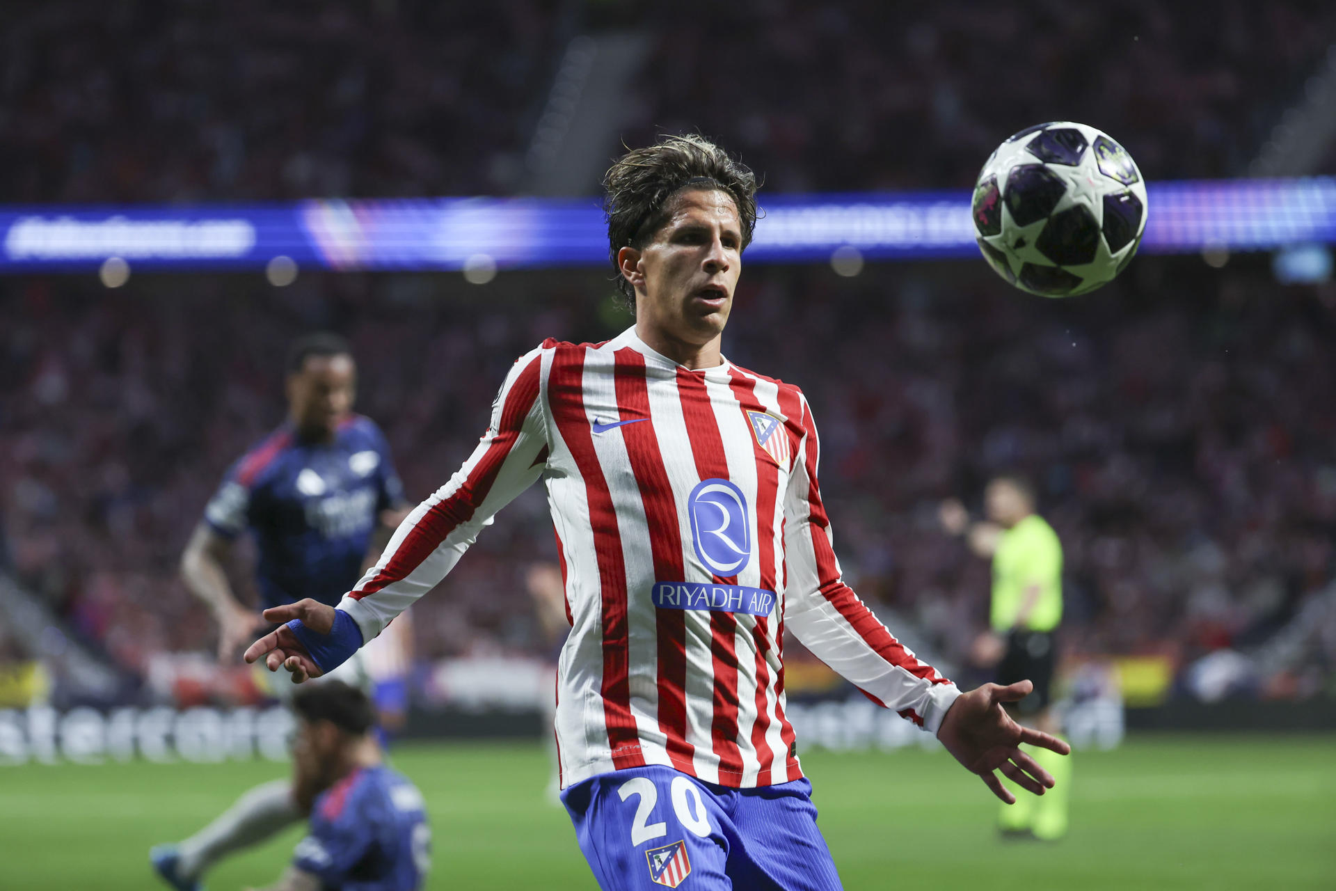 El delantero del Atlético Giuliano Simeone, durante el partido de ida de las semifinales de la Liga de Campeones que Atlético de Madrid y Arsenal FC disputaron en el estadio Metropolitano. EFE/Kiko Huesca

