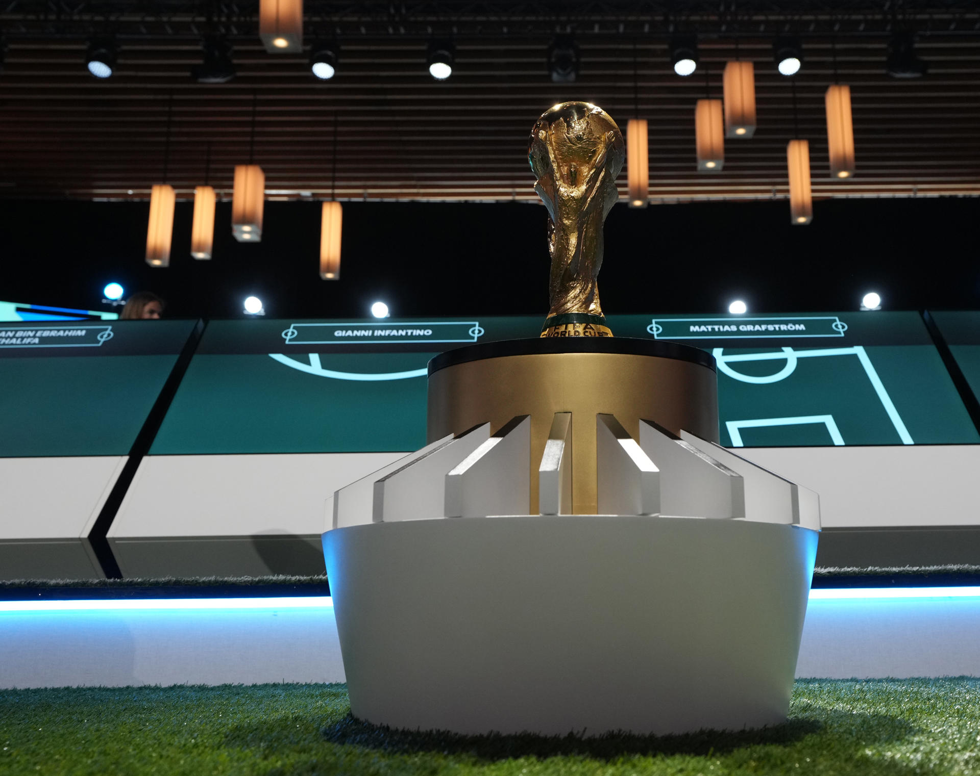 El trofeo que se llevará el campeón de la edición 23 de Mundial fue exhibido este jueves en Vancouver durante El Congreso número 76 de la FIFA. EFE/EPA/BOB FRID