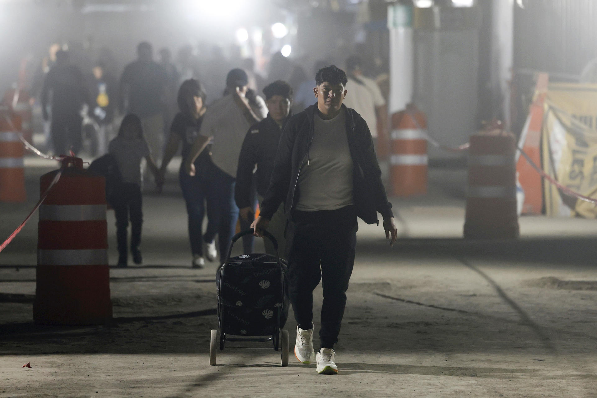 Personas caminan por andenes de la Línea 2 del Sistema de Transporte Colectivo Metro durante su remodelación este jueves, en la Ciudad de México (México). EFE/Sáshenka Gutiérrez