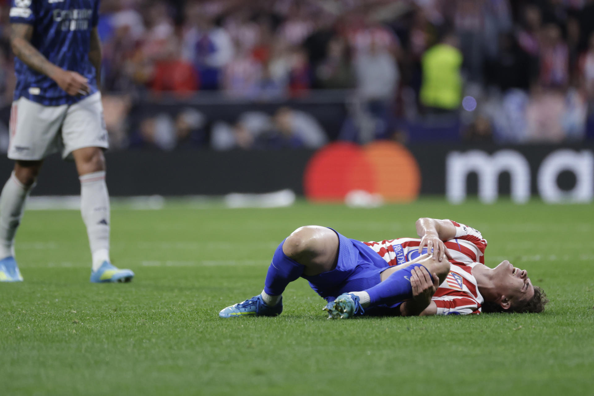 El delantero argentino del Atlético de Madrid Julián Álvarez se duele en el suelo durante el encuentro correspondiente a la ida de las semifinales de la Liga de Campeones que Atlético de Madrid y Arsenal disputan en el estadio Metropolitano, en Madrid. EFE/Juanjo Martín