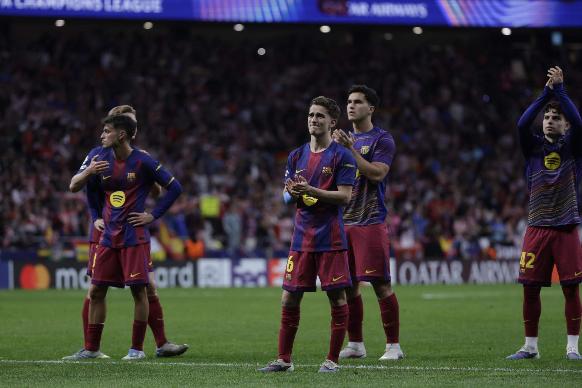 Los jugadores del FC Barcelona aplauden a su afición al finalizar el partido de vuelta de cuartos de final de Liga de Campeones que Atlético de Madrid y FC Barcelona disputaron en el estadio Metropolitano, en Madrid. EFE/Juanjo Martín