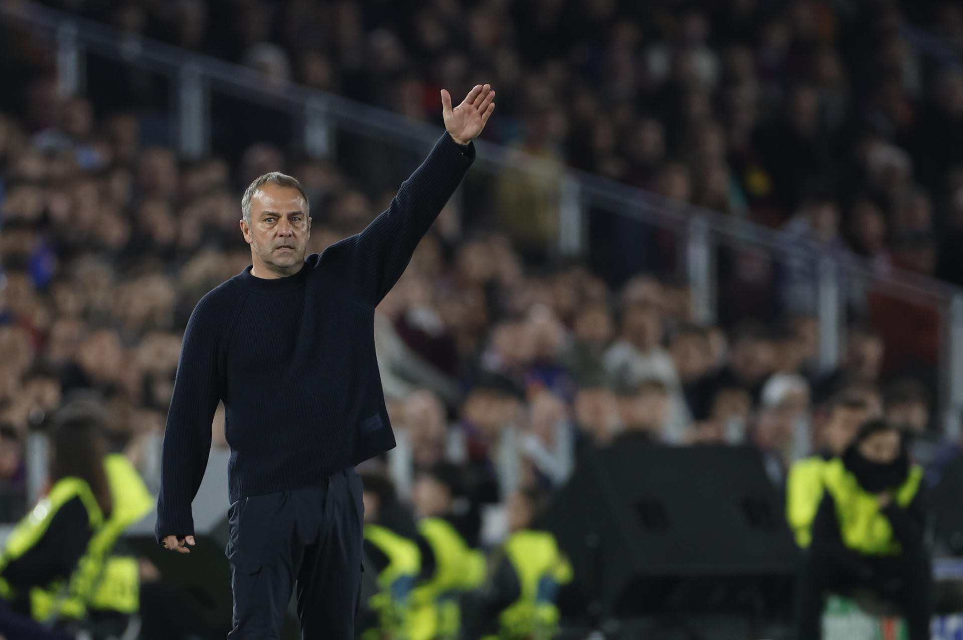 El entrenador del Barcelona, Hansi Flick, durante el encuentro correspondiente a la ida de los cuartos de final de la Liga de Campeones contra Atlético de Madrid en el SppotifyCamp Nou, en Barcelona. EFE/Alberto Estevez