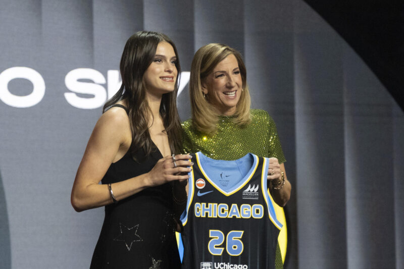 La mexicana Gabriela Jáquez (i) posa junto a la comisionada de la Asociación Nacional de Baloncesto Femenino (WNBA), Cathy Engelbert, tras ser seleccionada este lunes en Nueva York por Chicago Sky en el quinto lugar el draft de la WNBA. EFE/ Ángel Colmenares