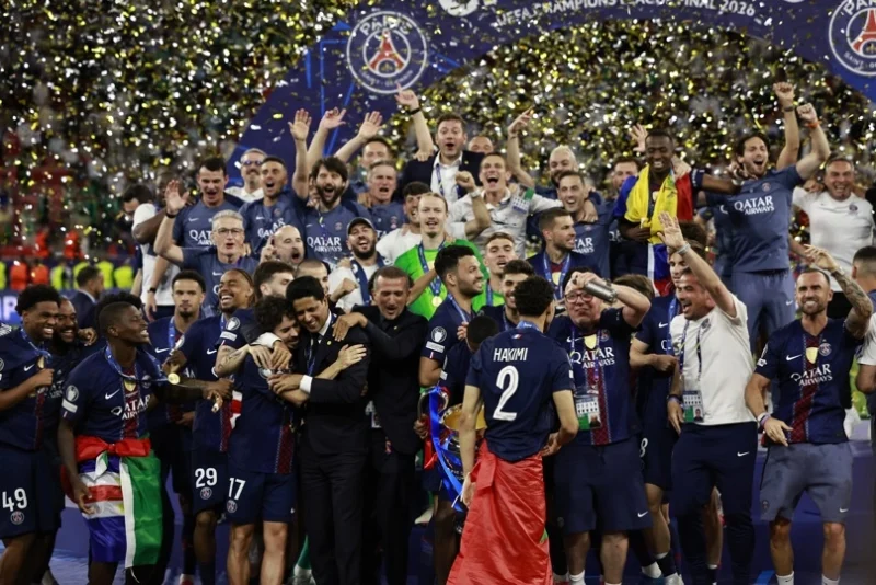 Budapest (Hungría), 30/05/2026.- El entrenador del PSG, Nasser Al-Khelaifi (centro-izquierda), abraza a Vitinha mientras sus compañeros celebran la victoria en la final de la Liga de Campeones de la UEFA entre el Paris Saint-Germain y el Arsenal en Budapest, Hungría, el 30 de mayo de 2026. (Liga de Campeones, Hungría) EFE/EPA/ANNA SZILAGYI Supercopa de Europa