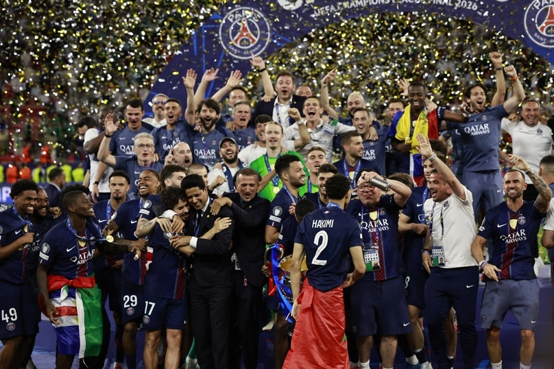 Budapest (Hungría), 30/05/2026.- El entrenador del PSG, Nasser Al-Khelaifi (centro-izquierda), abraza a Vitinha mientras sus compañeros celebran la victoria en la final de la Liga de Campeones de la UEFA entre el Paris Saint-Germain y el Arsenal en Budapest, Hungría, el 30 de mayo de 2026. (Liga de Campeones, Hungría) EFE/EPA/ANNA SZILAGYI Supercopa de Europa