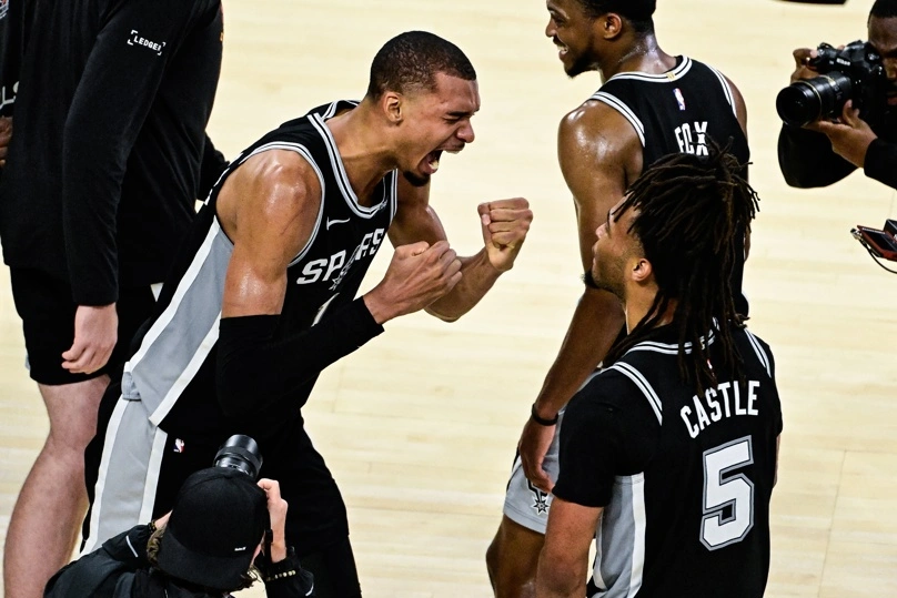 Oklahoma City (Estados Unidos), 31/05/2026.- El alero/pívot de los San Antonio Spurs, Victor Wembanyama (I), celebra con el escolta de los San Antonio Spurs, Stephon Castle (D), tras ganar el séptimo partido de las Finales de la Conferencia Oeste de la NBA entre los Oklahoma City Thunder y los San Antonio Spurs en Oklahoma City, Oklahoma, EE. UU., el 30 de mayo de 2026. (Baloncesto) EFE/EPA/GERALD LEONG