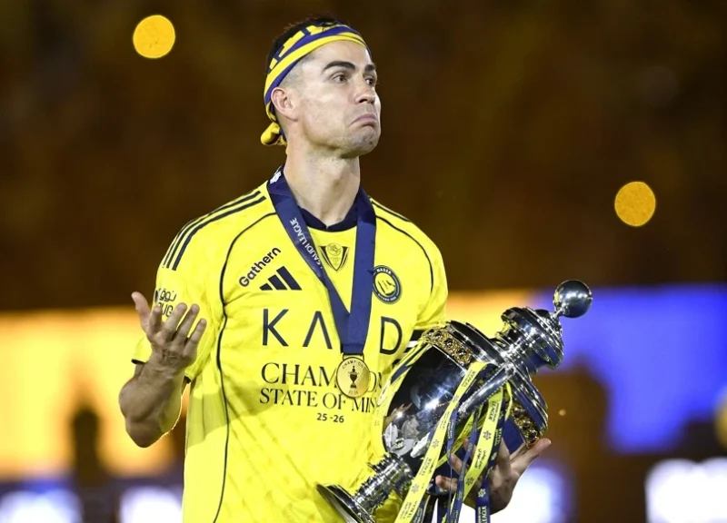 RIAD (Arabia Saudita), 21/05/2026.- El capitán del Al-Nassr, Cristiano Ronaldo, posa con el trofeo de la Liga Profesional Saudí tras ganar el partido de la Liga Profesional Saudí entre el Al-Nassr y el Damac Club en Riad, Arabia Saudita, el 21 de mayo de 2026. El Al-Nassr ganó 4-1 y aseguró el título. (Arabia Saudita) EFE/EPA/STRINGER