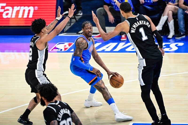 Oklahoma City (United States), 18/05/2026.- Oklahoma City Thunder guard/forward Jalen Williams (C) drives against San Antonio Spurs guard Dylan Harper (L) and San Antonio Spurs forward/center Victor Wembanyama (R) during game 1 of the NBA Western Conference Finals between Oklahoma City Thunder and San Antonio Spurs in Oklahoma City, Oklahoma, USA, 18 May 2026. (Baloncesto) EFE/EPA/GERALD LEONG SHUTTERSTOCK OUT