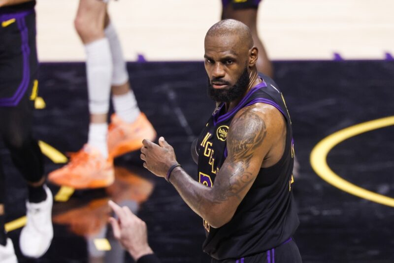 LOS ANGELES (United States), 12/05/2026.- Los Angeles Lakers forward LeBron James looks at the bench during the first half of the NBA Playoffs western conference semifinals game four between the Los Angeles Lakers and Oklahoma City Thunder at Crypto.Com Arena in Los Angeles, California, USA, 11 May 2026. (Baloncesto) EFE/EPA/CHRIS TORRES SHUTTERSTOCK OUT