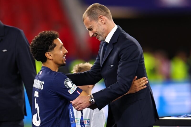 Aleksander Čeferin en la coronación del PSG en la Champions League