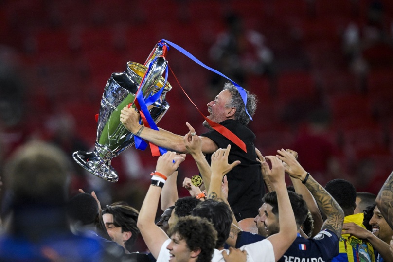 BUDAPEST (Hungary), 30/05/2026.- PSG's head coach Luis Enrique celebrates with the trophy after winning the UEFA Champions League final between Paris Saint-Germain and Arsenal in Puskas Arena in Budapest, Hungary, 30 May 2026. (Liga de Campeones, Hungría) EFE/EPA/Zsolt Szigetvary HUNGARY OUT