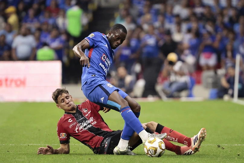 CIUDAD DE MÉXICO (MÉXICO), 09/05/2026.- Osinachi Ebere (arriba) de Cruz Azul disputa el balón con Rodrigo Schlegel de Atlas este sábado, en un partido de vuelta de los cuartos de final de la Liga MX entre Cruz Azul y Atlas en el Estadio Banorte de Ciudad de México. EFE/José Méndez
