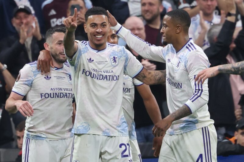ISTANBUL (Turkey), 20/05/2026.- Morgan Rogers (2-L) of Aston Villa celebrates with teammates after scoring the 0-3 goal during the UEFA Europa League final between SC Freiburg and Aston Villa in Istanbul, Turkey, 20 May 2026. (Turquía, Estanbul) EFE/EPA/GEORGI LICOVSKI