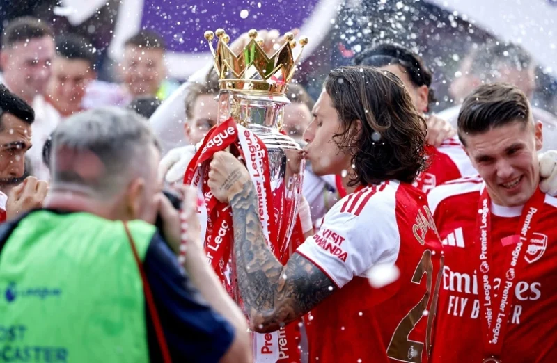 Riccardo Calafiori entra en la órbita del Real Madrid LONDRES (Reino Unido), 24/05/2026.- El jugador del Arsenal Riccardo Calafiori (C) besa el trofeo de la Premier League mientras celebra junto a sus compañeros al final del partido de la Premier League inglesa entre el Crystal Palace y el Arsenal FC, en Londres, Reino Unido, el 24 de mayo de 2026. Es el primer título de la Premier League del Arsenal en 22 años. (Reino Unido, Londres) EFE/EPA/TOLGA AKME ligas europeas