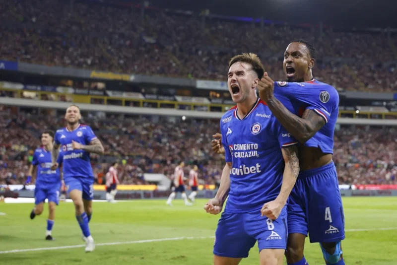 GUADALAJARA (MÉXICO), 16/05/2026.- Agustín Palavecino (i) y Willer Ditta de Cruz Azul celebran un gol este sábado, en un partido de la semifinal de la Liga MX entre Guadalajara y Cruz Azul en el Estadio Jalisco, en Guadalajara (México). EFE/ Francisco Guasco
