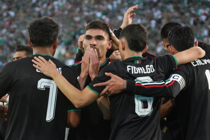 PASADENA (ESTADOS UNIDOS), 30/05/2026.- Johan Vásquez (c) de México celebra un gol este sábado, a un partido amistoso entre México y Australia previo al Mundial 2026 en el estadio Estadio Rose Bowl en Pasadena (EE.UU.). EFE/ Omar Alonso
