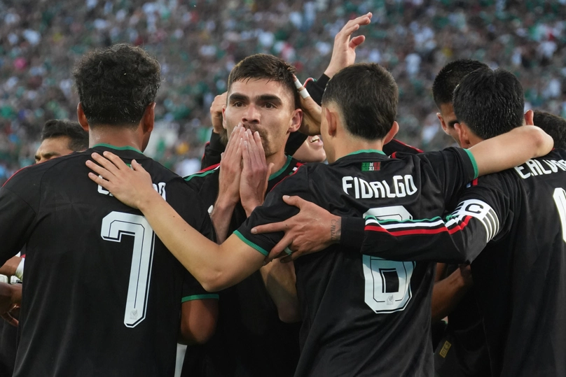 PASADENA (ESTADOS UNIDOS), 30/05/2026.- Johan Vásquez (c) de México celebra un gol este sábado, a un partido amistoso entre México y Australia previo al Mundial 2026 en el estadio Estadio Rose Bowl en Pasadena (EE.UU.). EFE/ Omar Alonso