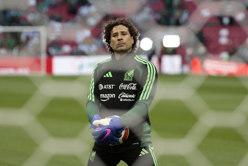 Guillermo Ochoa de México calienta durante un partido amistoso entre México y Portugal en el estadio Banorte de Ciudad de México (México). Fotografía de archivo. EFE/ José Méndez